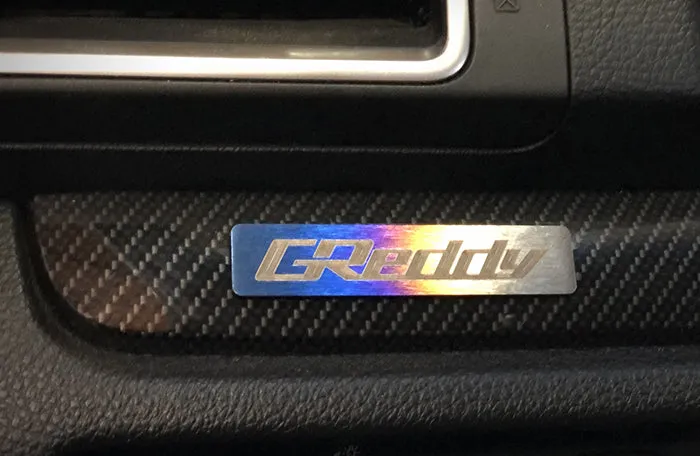 GREDDY TI EMBLEM (70x15MM) - (18000203)