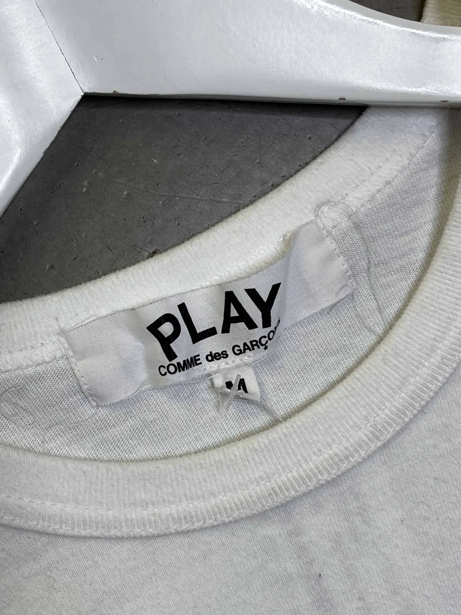 Size M - Comme des Garçons Play T-shirt